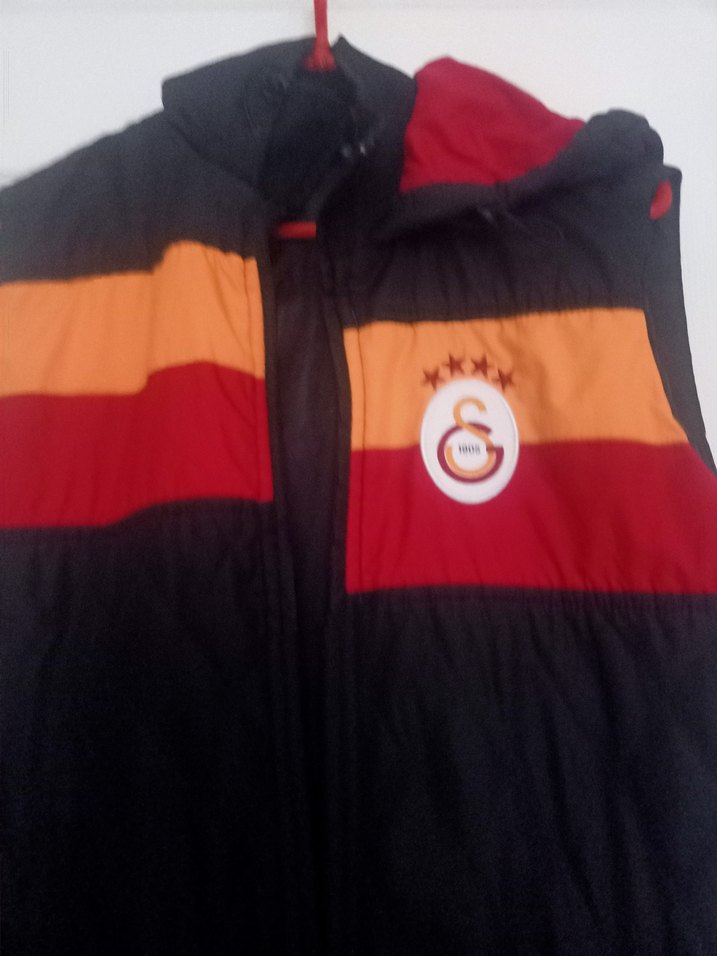 Galatasaray Baskılı Siyah Kapüşonlu Yelek - Görsel 2