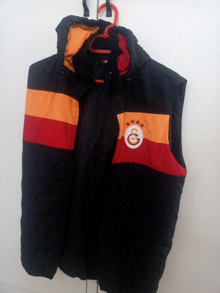Galatasaray Baskılı Siyah Kapüşonlu Yelek - Görsel 4