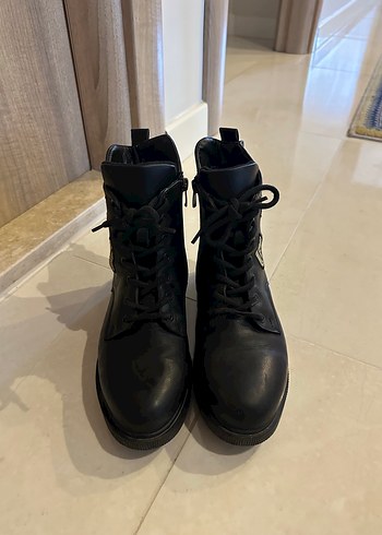 Polaris Siyah Nakışlı Rock Punk Kadın Bot