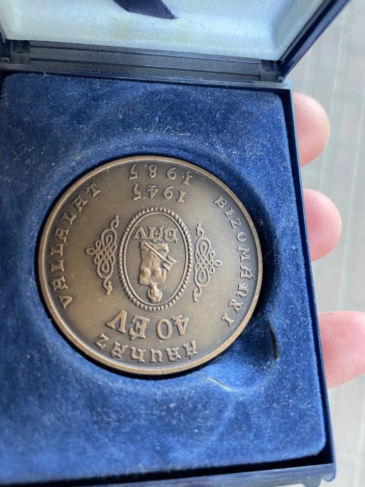 Vintage Altın Renkli Erkek Rozeti - Görsel 3