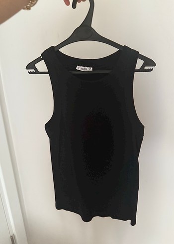 Siyah Yüksek Yakalı Kolsuz Crop Top