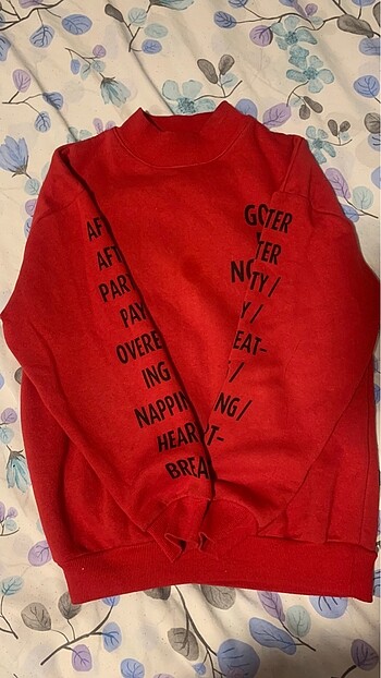 Kırmızı yazılı sweatshirt