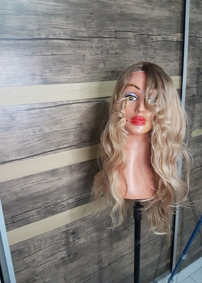 koyu dib perçemli uzun peruk - Görsel 2