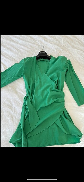 Yeşil belden ip bağlamalı elbise