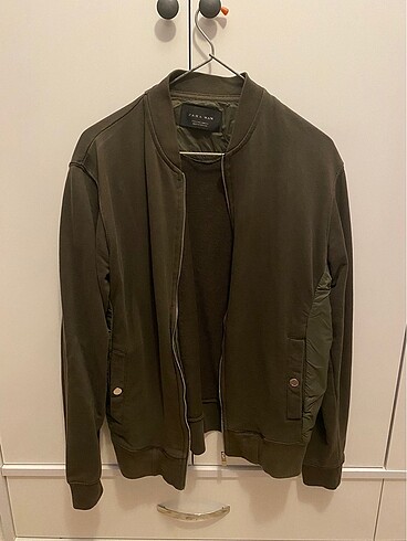 Zara Mont