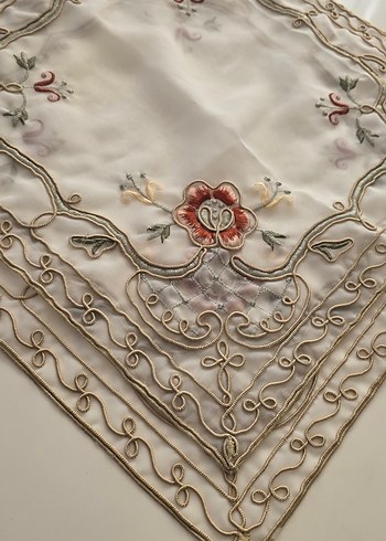 İşlemeli Beyaz Masa Örtüsü - Görsel 5