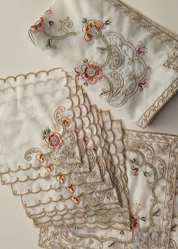 İşlemeli Beyaz Masa Örtüsü - Görsel 2