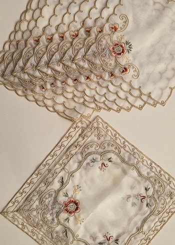 İşlemeli Beyaz Masa Örtüsü - Görsel 4