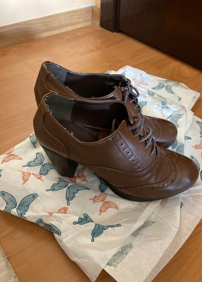 Kahverengi topuklu ayakkabı - Görsel 2