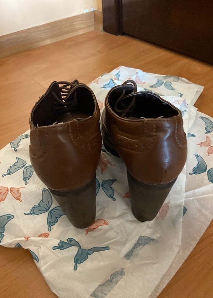 Kahverengi topuklu ayakkabı - Görsel 3