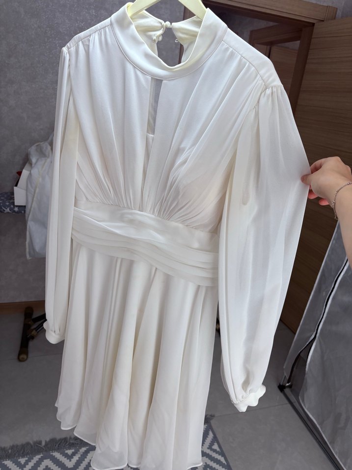 Beyaz V Yaka Düğmeli Midi Nişan Elbisesi - Görsel 3