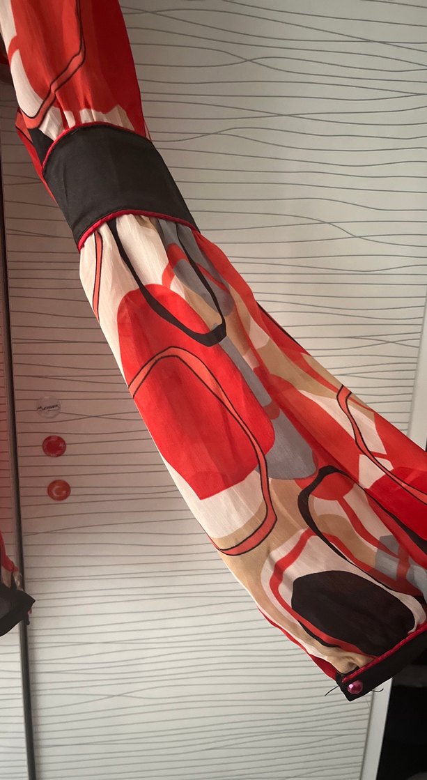 Desenli V Yaka kırmızı Kadın Bluz, Düğmeli, Uzun Kollu - Görsel 3