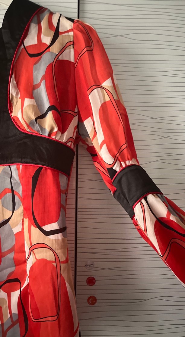 Desenli V Yaka kırmızı Kadın Bluz, Düğmeli, Uzun Kollu - Görsel 2