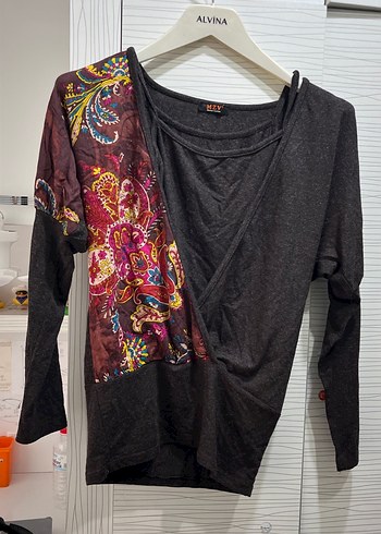 Kahverengi simli ikili bluz. Üstünde desenli katman bulunuyor. - Görsel 3