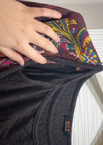 Kahverengi simli ikili bluz. Üstünde desenli katman bulunuyor. - Görsel 2