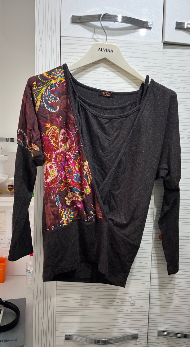 Kahverengi simli ikili bluz. Üstünde desenli katman bulunuyor. - Görsel 3