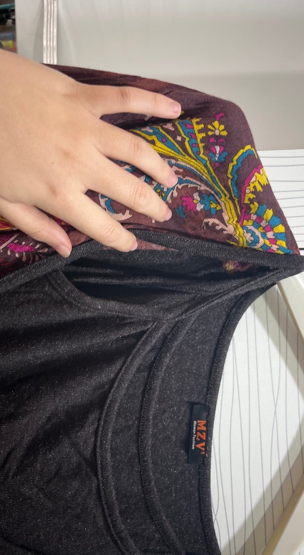 Kahverengi simli ikili bluz. Üstünde desenli katman bulunuyor. - Görsel 2