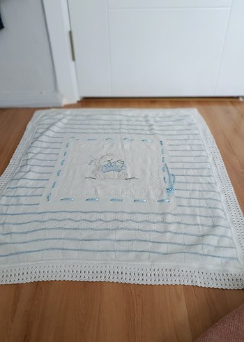 Mavi Nakışlı Örgü Bebek Battaniyesi - Görsel 3