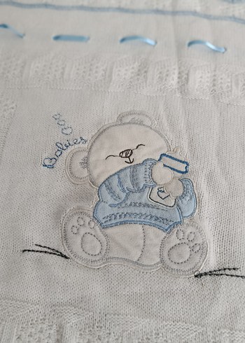 Mavi Nakışlı Örgü Bebek Battaniyesi - Görsel 2