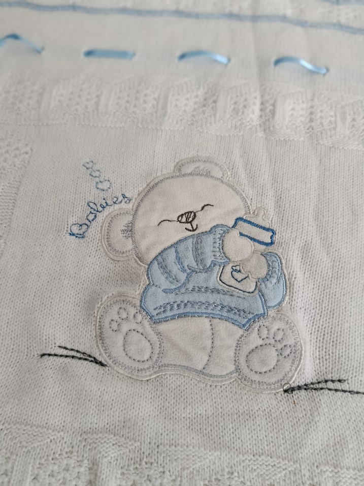 Mavi Nakışlı Örgü Bebek Battaniyesi - Görsel 2