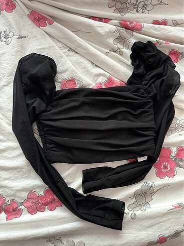 siyah tül büzgülü crop top bluz