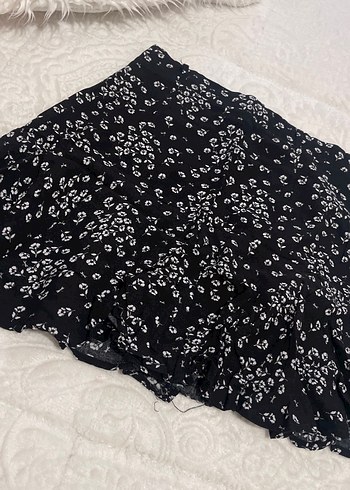 Volan Detaylı Siyah Şort Etek - Görsel 2