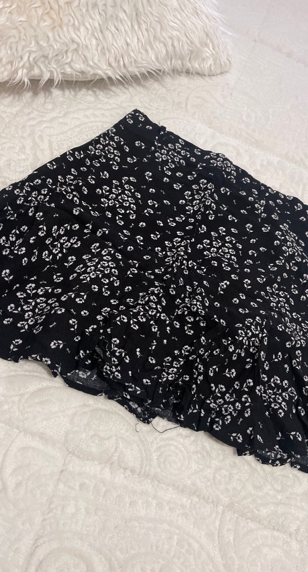 Volan Detaylı Siyah Şort Etek - Görsel 2