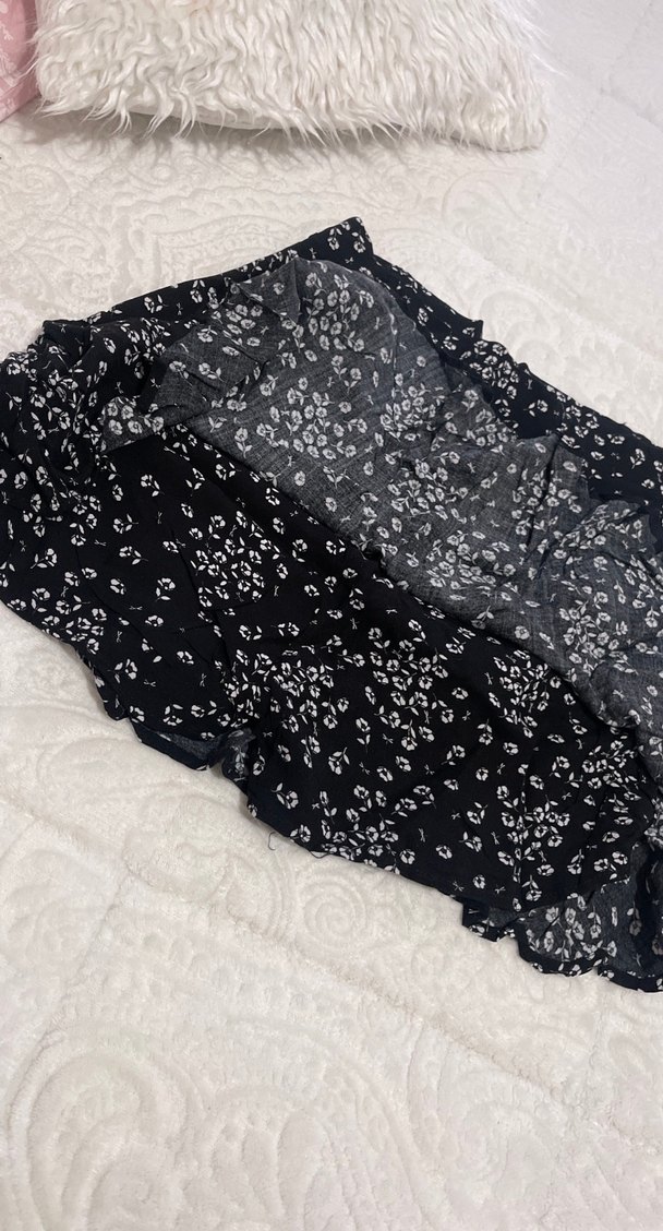 Volan Detaylı Siyah Şort Etek - Görsel 3