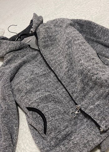 Gri Kapşonlu Tüylü Hırka - Görsel 3