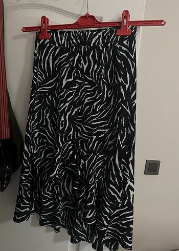 Siyah Beyaz Zebra Desenli Mini Pilili Etek