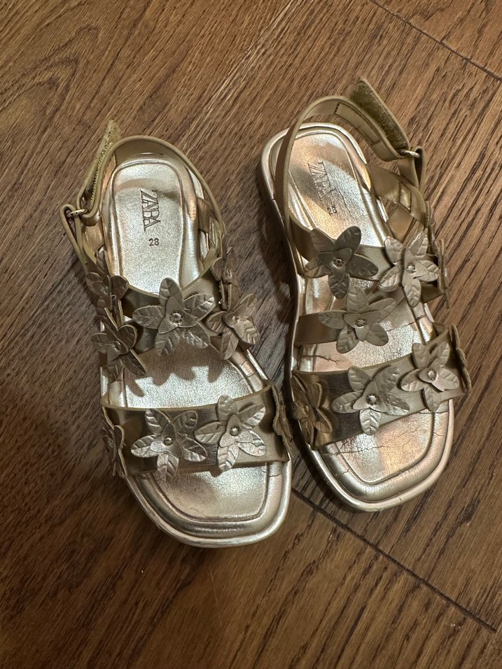 Çiçek Detaylı Gold çocuk Sandalet - Görsel 2