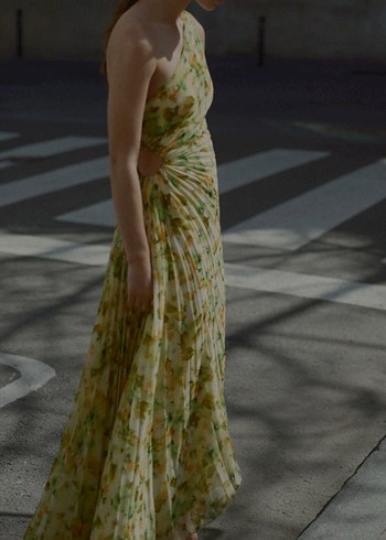 Mango Sarı Pilili Asimetrik Kesim Uzun Elbise - Görsel 2