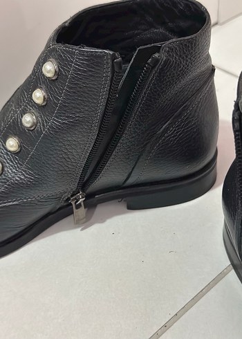 Düğmeli Siyah Deri Topuklu Kadın Bot - Görsel 4