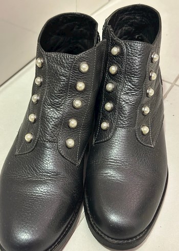 Düğmeli Siyah Deri Topuklu Kadın Bot - Görsel 3