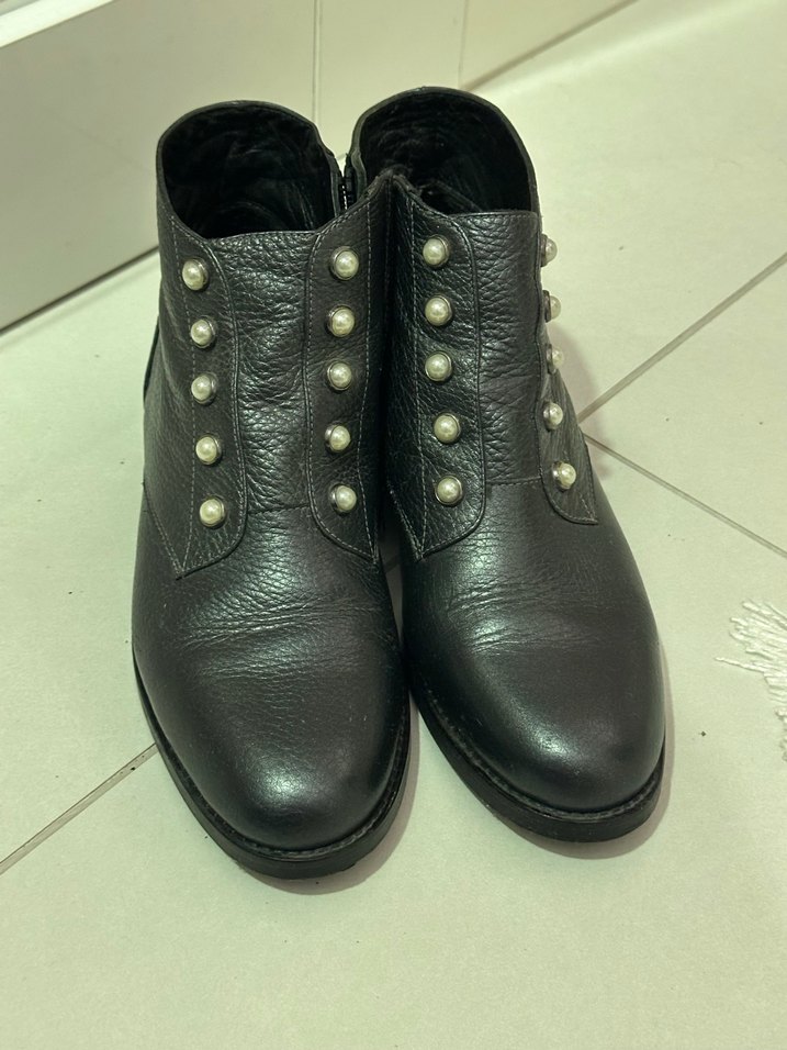 Düğmeli Siyah Deri Topuklu Kadın Bot - Görsel 2