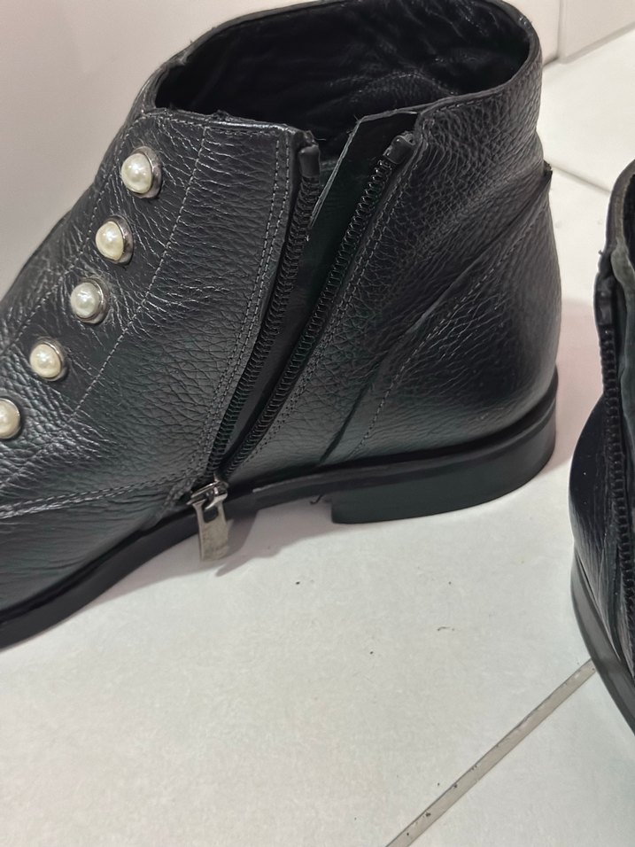 Düğmeli Siyah Deri Topuklu Kadın Bot - Görsel 4