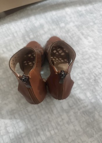Kahverengi Deri Dolgu Topuklu Kadın Sandalet