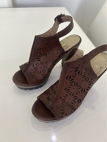 Lazer kesim delikli topuklu ayakkabı - Görsel 5