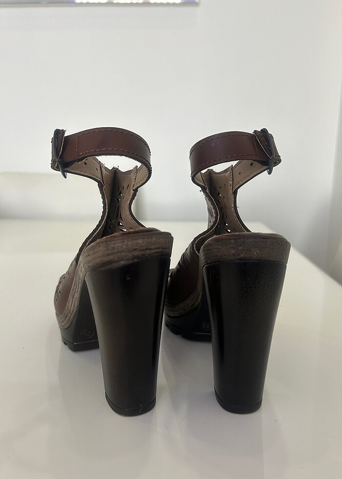 Lazer kesim delikli topuklu ayakkabı - Görsel 3