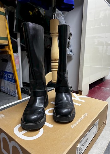Bershka Siyah Deri Tokalı Çizme