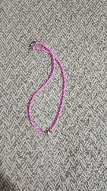Pembe kolye