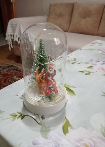 Beyaz Tabanlı Renkli Noel Figürü