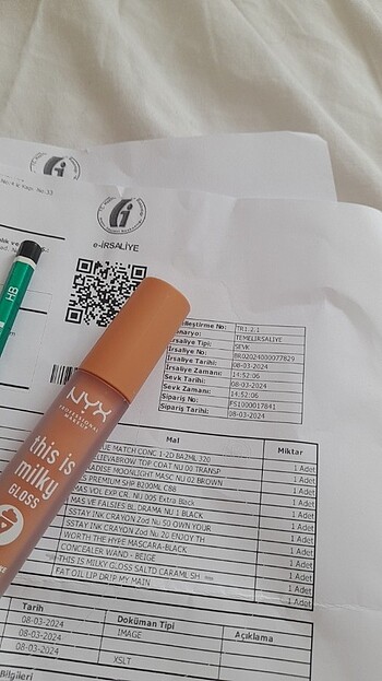 Beden Nyx this is milky gloss