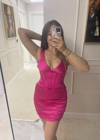 Parlak Pembe Mini V Yaka Elbise