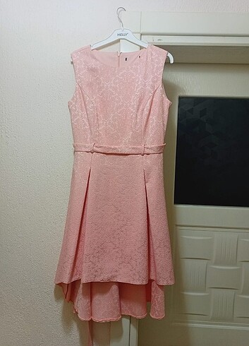 Pembe elbise