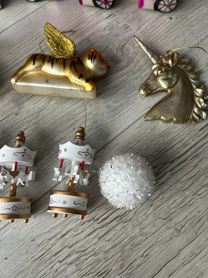 Pembe ve Altın Yeni Yıl Süsleri Seti - Görsel 4