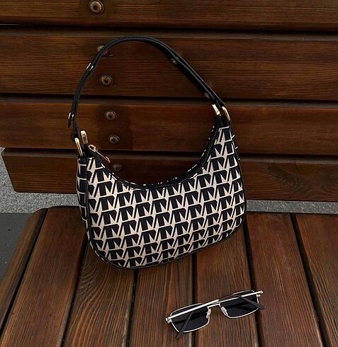 Jakarlı Monogram Desen Baget Çanta