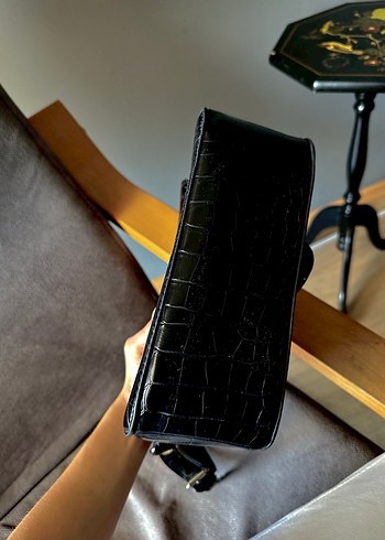 Tokalı Siyah Yılan Derisi Desenli Deri Çanta - Görsel 4