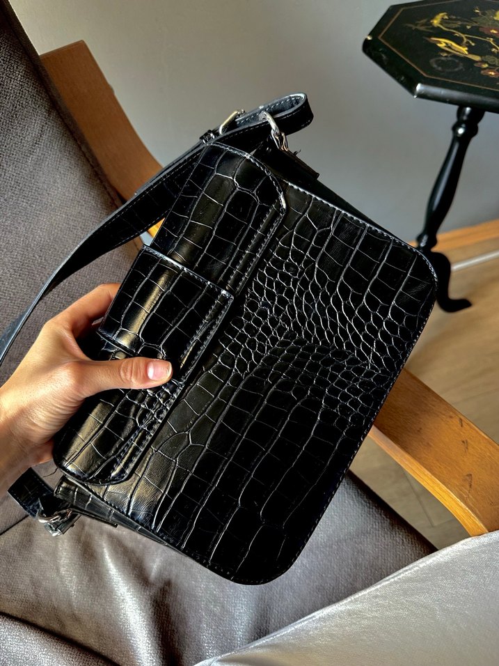 Tokalı Siyah Yılan Derisi Desenli Deri Çanta - Görsel 3