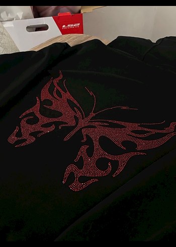 kırmızı taş baskılı siyah sweatshirt - Görsel 4